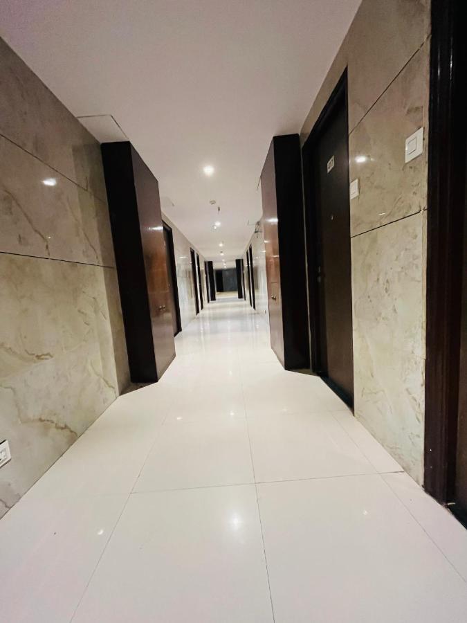 Hotel Nova Vesu Surat Eksteriør bilde