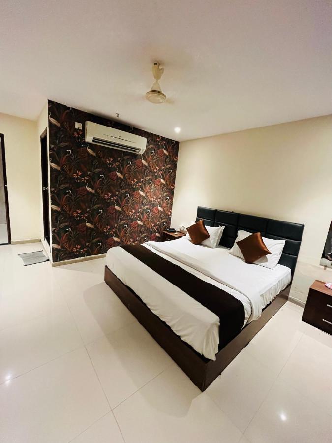 Hotel Nova Vesu Surat Eksteriør bilde