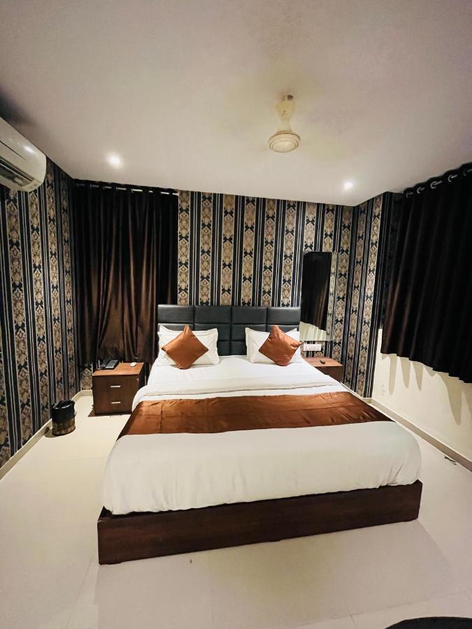 Hotel Nova Vesu Surat Eksteriør bilde